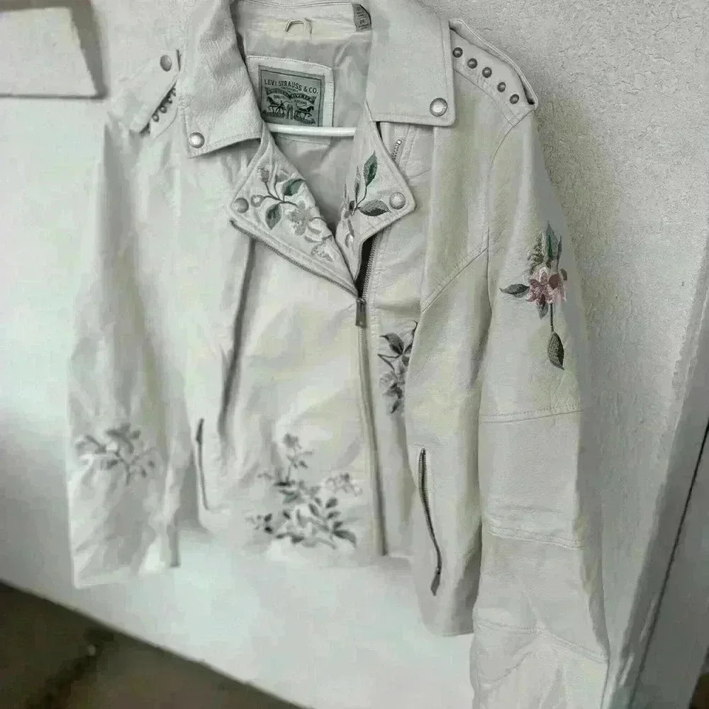 Levi's Women's White Floral Embroidered Jacket - Picture 2 of 15